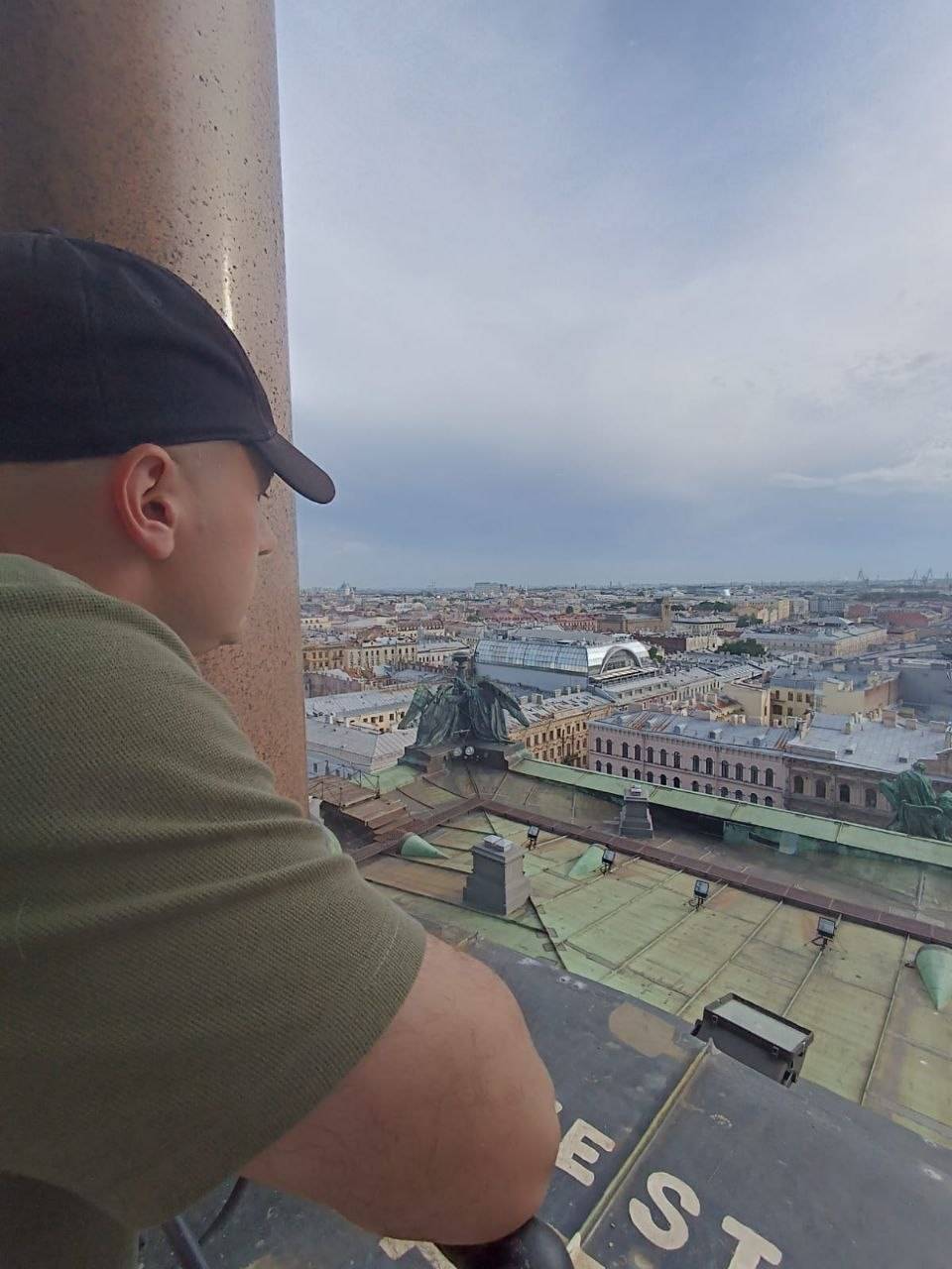 Игорь Фомченко смотрит на город с крыши